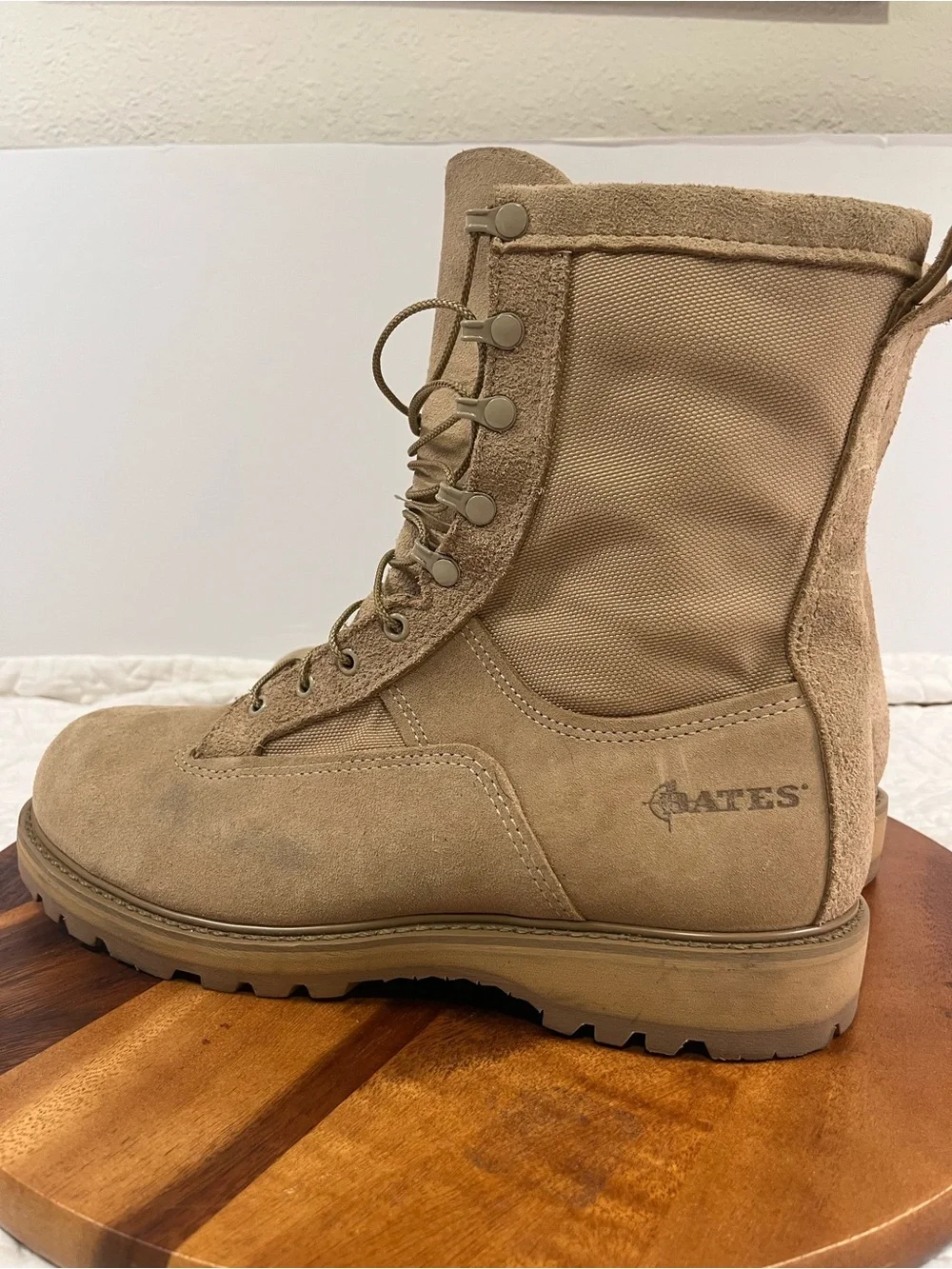 Bates Men’s Tactical Desert Tan Suede Boots 12w clean EUC Vibram sole